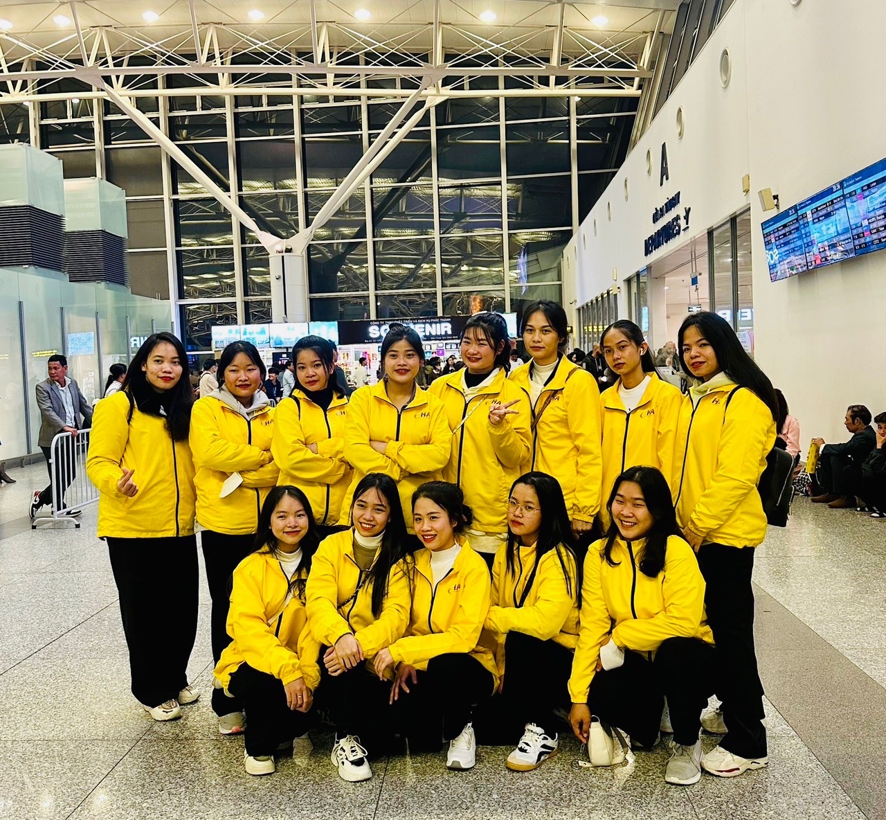 xuất cảnh 13 Nữ